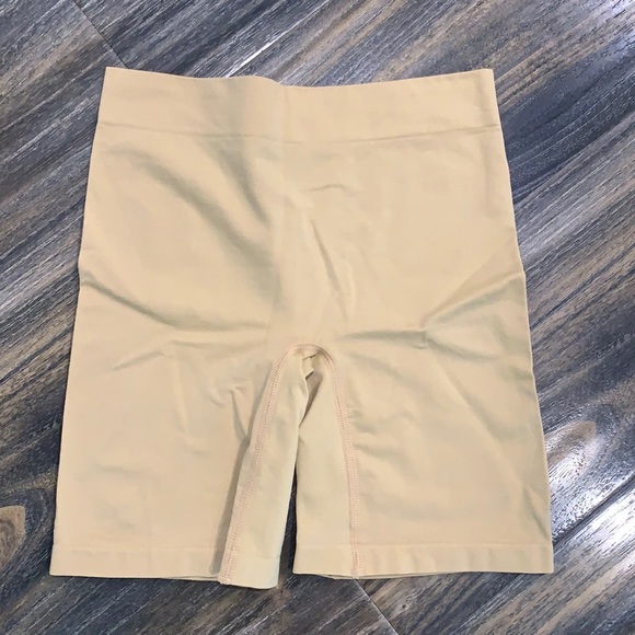 Seamless Nude Slip Shorts - Picture 2 of 6